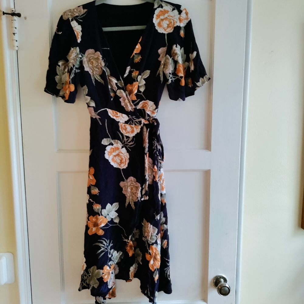 SOLD ❄️3/$15 Flowy Wrap Dress - Picture 1 of 4